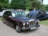 Vu pres de Manchester le 18 juin. le Jaguar Daimler musee a amené la derniere DS420 de la Reine Mère